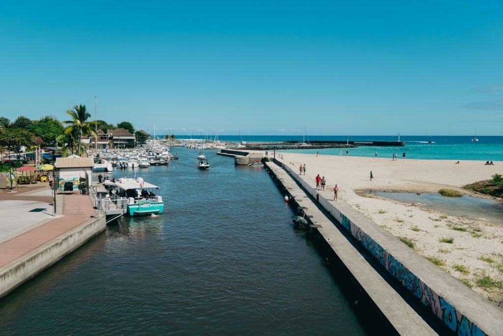 Bord de mer et petit port à La Réunion sous un ciel bleu