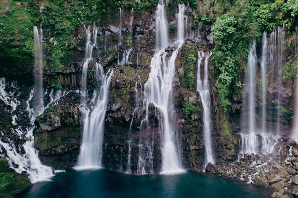 Cascades tombant dans une falaise couverte de végétation à La Réunion