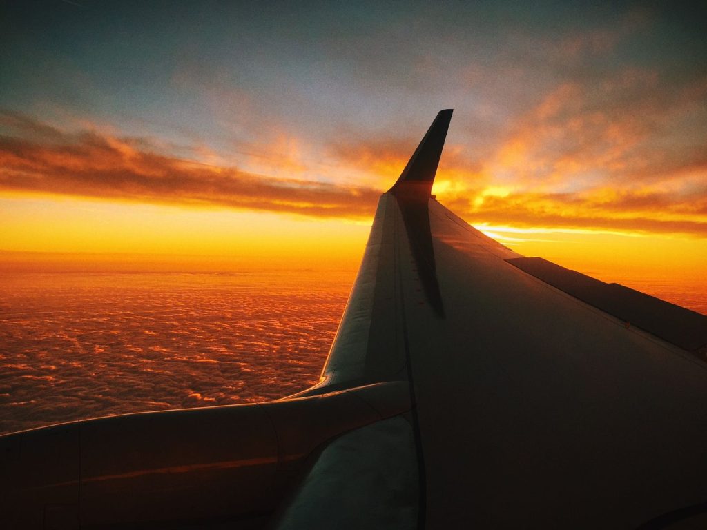 Aile d'avion au coucher du soleil à l'approche de La Réunion