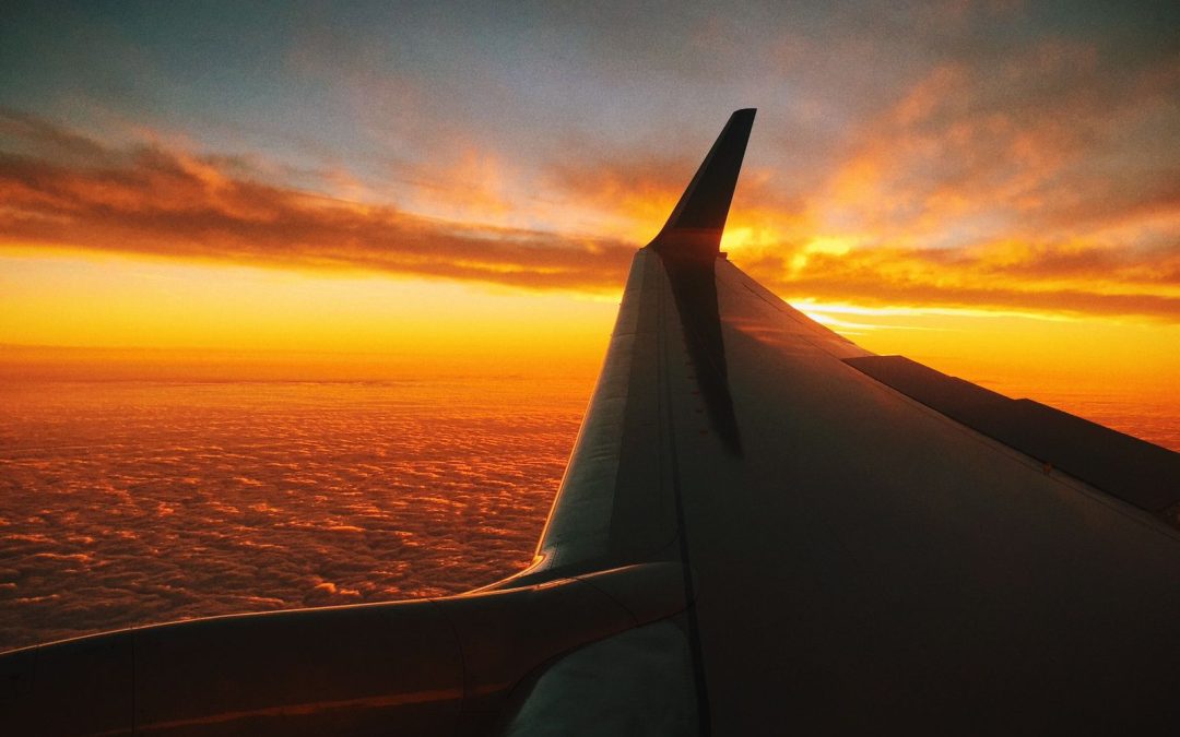 Aile d'avion au coucher du soleil à l'approche de La Réunion
