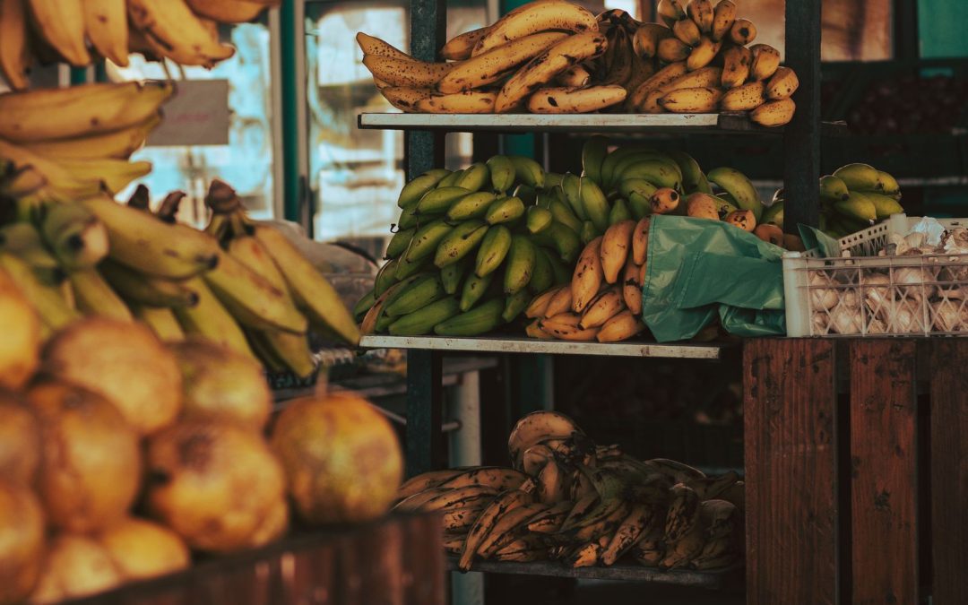 Étal de marché avec des bananes et des fruits tropicaux