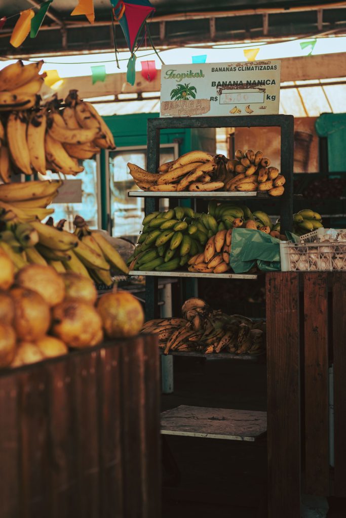 Étal de marché avec des bananes et des fruits tropicaux