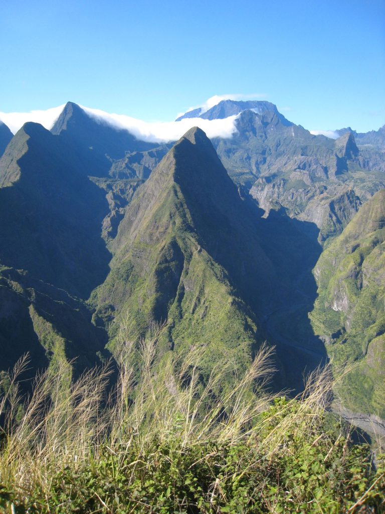 Sommets verdoyants des montagnes de La Réunion