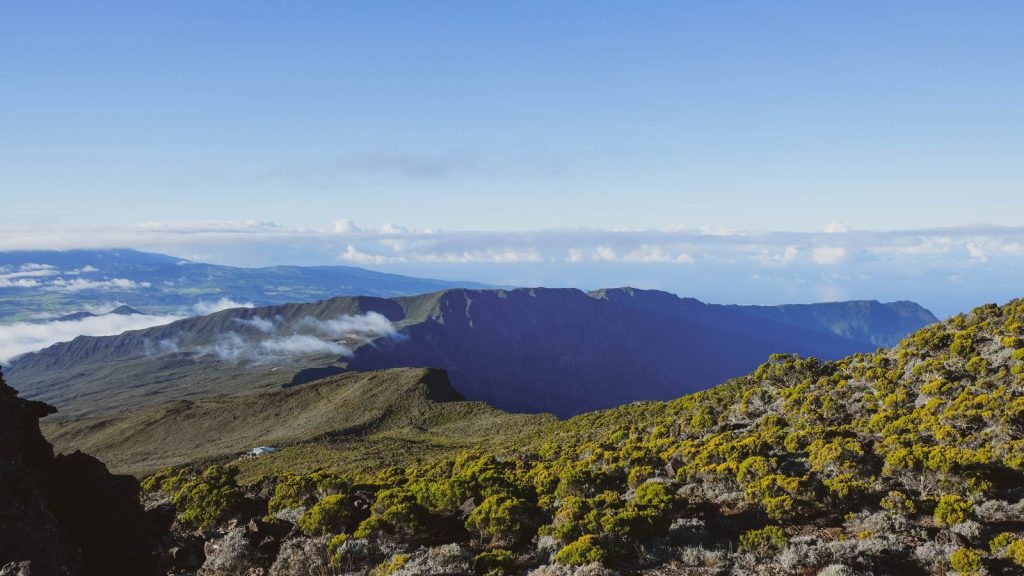 Paysage volcanique de La Réunion sous un ciel bleu