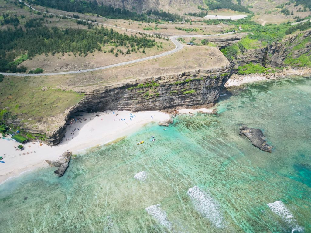Vue aérienne d'une plage de sable blanc et d'un lagon turquoise