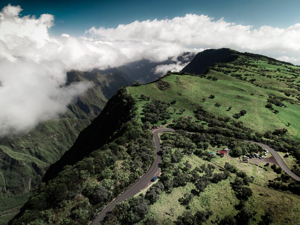 Route sinueuse dans les hauts verdoyants de La Réunion