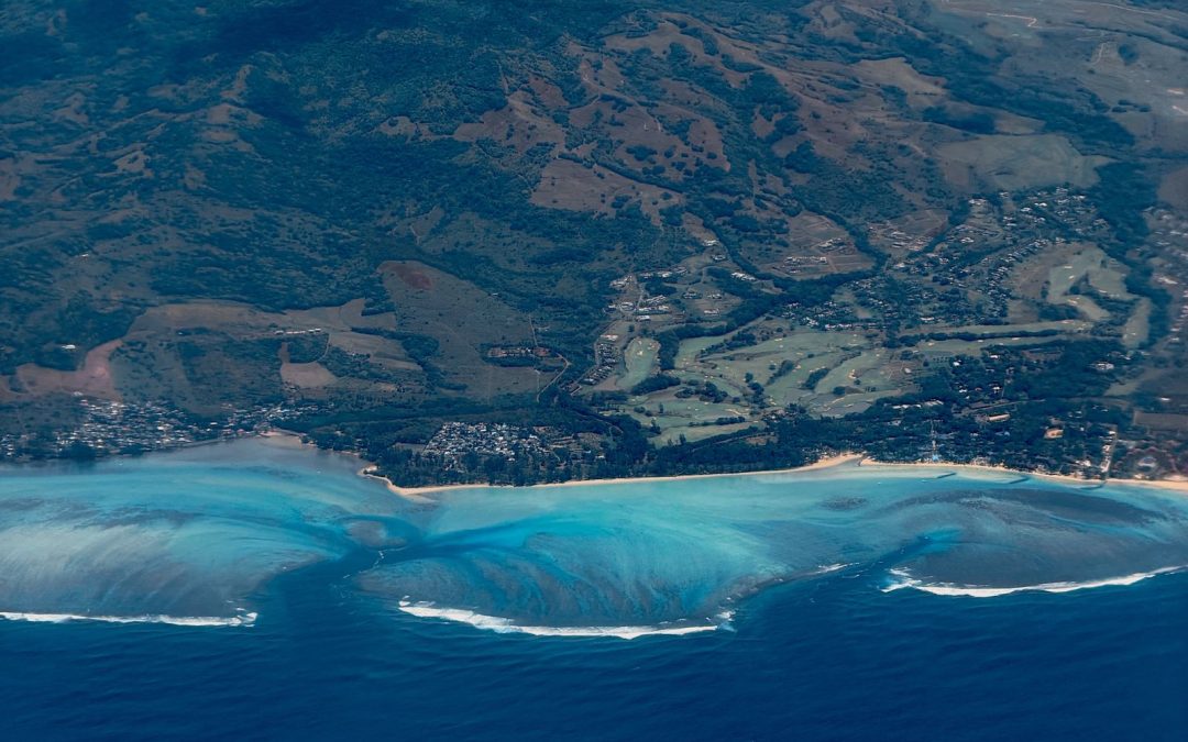 Vue aérienne de la côte nord de La Réunion, entre lagon, récif et pentes verdoyantes
