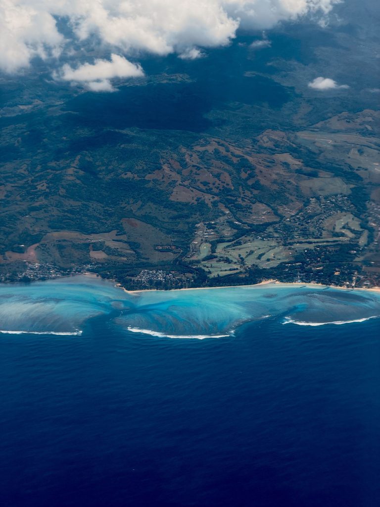 Vue aérienne de la côte nord de La Réunion, entre lagon, récif et pentes verdoyantes
