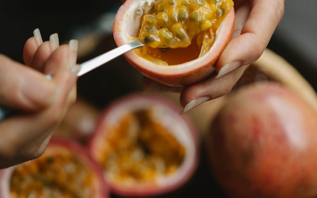 Fruit de la passion fraîchement ouvert, dégusté à la cuillère
