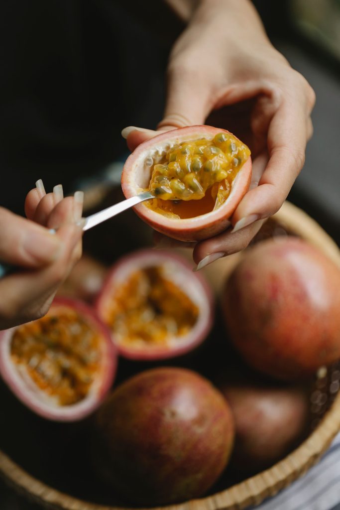 Fruit de la passion fraîchement ouvert, dégusté à la cuillère